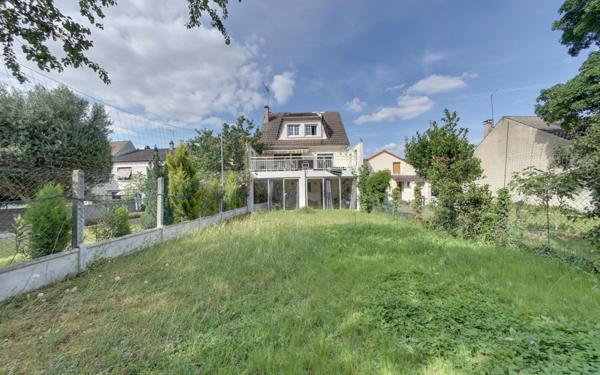 Maison à vendre    6 pièces • 145 m2 Le Blanc-Mesnil