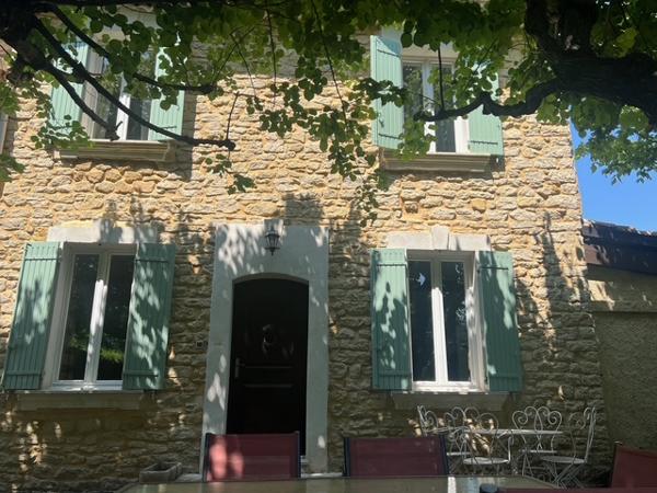 Carpentras (84200) Entre Caromb et les Dentelles de Montmirail – Authentique mas en pierre avec jardin, piscine, vue Ventoux