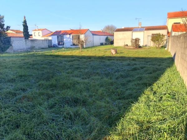 Terrain à bâtir dans le quartier du port. - Référence du bien : 2074