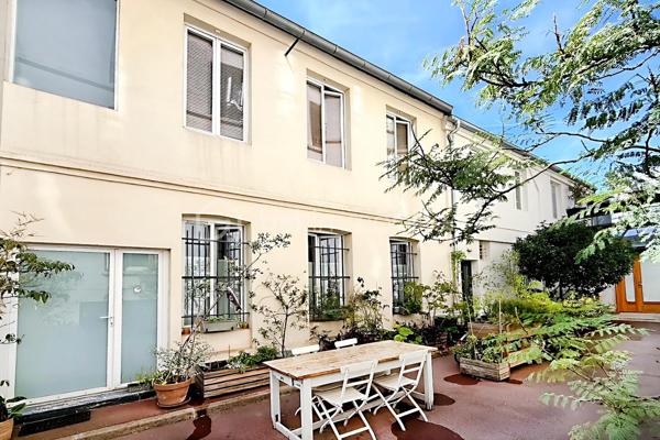 Imaginez : une maison de caractère, blottie au fond d’une impasse paisible et sécurisée du 10ᵉ, à quelques pas du métro Louis Blanc. Un lieu rare, préservé du tumulte, où le temps semble ralentir.

Dès l’entrée, on est séduit par la lumière, les volumes et l’harmonie des espaces. Au rez-de-chaussée, un séjour cosy avec rangements accueille une cuisine moderne et entièrement équipée, prête à recevoir vos plus beaux dîners.

À l’étage, le salon s’illumine grâce à ses quatre fenêtres et devient le cœur battant de la maison. Une grande salle de bain avec baignoire et douche, ainsi qu’un WC indépendant, complètent ce niveau avec élégance et praticité.

Sous les toits, la mezzanine baignée de lumière grâce à de belles verrières révèle une chambre avec placard et un bureau : un cocon intime, parfait pour se ressourcer ou travailler au calme.

Dehors, la cour commune végétalisée, avec sa table pour manger en plein air et son espace vélos, prolonge la douceur de vivre de cette maison unique.

Chauffage au gaz avec chaudière neuve à condensation. Cave. Proximité immédiate de la piscine Château-Landon, des écoles, crèche, lycée et de toutes les commodités.

Un bien d’exception, prêt à vivre, qui ne se trouve qu’une fois. À découvrir sans attendre.
Nous vous rappelons que suite à l'article L.561-5 du code monétaire et financier , la copie de la pièce d'identité de tous les visiteurs vous sera demandée, si vous n'avez pas de copie, une photo de votre pièce d'identité sera effectuée avant la visite.