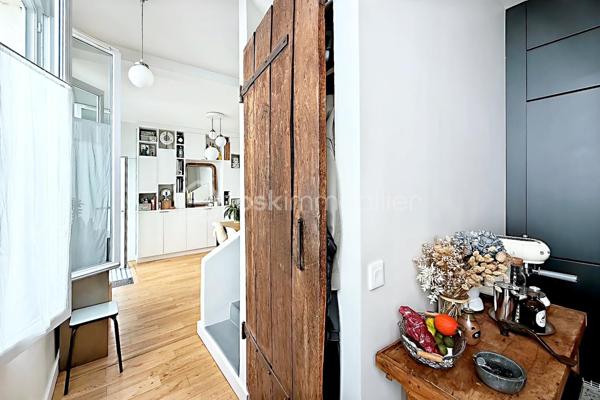 Imaginez : une maison de caractère, blottie au fond d’une impasse paisible et sécurisée du 10ᵉ, à quelques pas du métro Louis Blanc. Un lieu rare, préservé du tumulte, où le temps semble ralentir.

Dès l’entrée, on est séduit par la lumière, les volumes et l’harmonie des espaces. Au rez-de-chaussée, un séjour cosy avec rangements accueille une cuisine moderne et entièrement équipée, prête à recevoir vos plus beaux dîners.

À l’étage, le salon s’illumine grâce à ses quatre fenêtres et devient le cœur battant de la maison. Une grande salle de bain avec baignoire et douche, ainsi qu’un WC indépendant, complètent ce niveau avec élégance et praticité.

Sous les toits, la mezzanine baignée de lumière grâce à de belles verrières révèle une chambre avec placard et un bureau : un cocon intime, parfait pour se ressourcer ou travailler au calme.

Dehors, la cour commune végétalisée, avec sa table pour manger en plein air et son espace vélos, prolonge la douceur de vivre de cette maison unique.

Chauffage au gaz avec chaudière neuve à condensation. Cave. Proximité immédiate de la piscine Château-Landon, des écoles, crèche, lycée et de toutes les commodités.

Un bien d’exception, prêt à vivre, qui ne se trouve qu’une fois. À découvrir sans attendre.
Nous vous rappelons que suite à l'article L.561-5 du code monétaire et financier , la copie de la pièce d'identité de tous les visiteurs vous sera demandée, si vous n'avez pas de copie, une photo de votre pièce d'identité sera effectuée avant la visite.