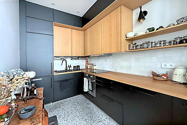 Imaginez : une maison de caractère, blottie au fond d’une impasse paisible et sécurisée du 10ᵉ, à quelques pas du métro Louis Blanc. Un lieu rare, préservé du tumulte, où le temps semble ralentir.

Dès l’entrée, on est séduit par la lumière, les volumes et l’harmonie des espaces. Au rez-de-chaussée, un séjour cosy avec rangements accueille une cuisine moderne et entièrement équipée, prête à recevoir vos plus beaux dîners.

À l’étage, le salon s’illumine grâce à ses quatre fenêtres et devient le cœur battant de la maison. Une grande salle de bain avec baignoire et douche, ainsi qu’un WC indépendant, complètent ce niveau avec élégance et praticité.

Sous les toits, la mezzanine baignée de lumière grâce à de belles verrières révèle une chambre avec placard et un bureau : un cocon intime, parfait pour se ressourcer ou travailler au calme.

Dehors, la cour commune végétalisée, avec sa table pour manger en plein air et son espace vélos, prolonge la douceur de vivre de cette maison unique.

Chauffage au gaz avec chaudière neuve à condensation. Cave. Proximité immédiate de la piscine Château-Landon, des écoles, crèche, lycée et de toutes les commodités.

Un bien d’exception, prêt à vivre, qui ne se trouve qu’une fois. À découvrir sans attendre.
Nous vous rappelons que suite à l'article L.561-5 du code monétaire et financier , la copie de la pièce d'identité de tous les visiteurs vous sera demandée, si vous n'avez pas de copie, une photo de votre pièce d'identité sera effectuée avant la visite.
