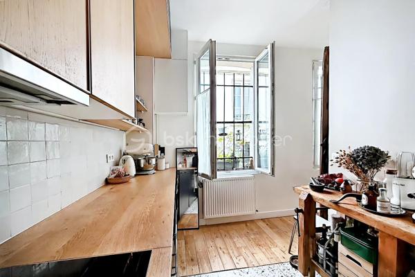 Imaginez : une maison de caractère, blottie au fond d’une impasse paisible et sécurisée du 10ᵉ, à quelques pas du métro Louis Blanc. Un lieu rare, préservé du tumulte, où le temps semble ralentir.

Dès l’entrée, on est séduit par la lumière, les volumes et l’harmonie des espaces. Au rez-de-chaussée, un séjour cosy avec rangements accueille une cuisine moderne et entièrement équipée, prête à recevoir vos plus beaux dîners.

À l’étage, le salon s’illumine grâce à ses quatre fenêtres et devient le cœur battant de la maison. Une grande salle de bain avec baignoire et douche, ainsi qu’un WC indépendant, complètent ce niveau avec élégance et praticité.

Sous les toits, la mezzanine baignée de lumière grâce à de belles verrières révèle une chambre avec placard et un bureau : un cocon intime, parfait pour se ressourcer ou travailler au calme.

Dehors, la cour commune végétalisée, avec sa table pour manger en plein air et son espace vélos, prolonge la douceur de vivre de cette maison unique.

Chauffage au gaz avec chaudière neuve à condensation. Cave. Proximité immédiate de la piscine Château-Landon, des écoles, crèche, lycée et de toutes les commodités.

Un bien d’exception, prêt à vivre, qui ne se trouve qu’une fois. À découvrir sans attendre.
Nous vous rappelons que suite à l'article L.561-5 du code monétaire et financier , la copie de la pièce d'identité de tous les visiteurs vous sera demandée, si vous n'avez pas de copie, une photo de votre pièce d'identité sera effectuée avant la visite.
