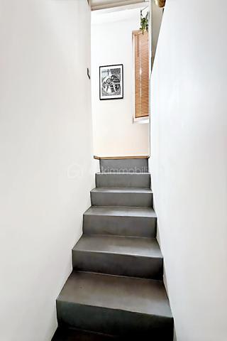 Imaginez : une maison de caractère, blottie au fond d’une impasse paisible et sécurisée du 10ᵉ, à quelques pas du métro Louis Blanc. Un lieu rare, préservé du tumulte, où le temps semble ralentir.

Dès l’entrée, on est séduit par la lumière, les volumes et l’harmonie des espaces. Au rez-de-chaussée, un séjour cosy avec rangements accueille une cuisine moderne et entièrement équipée, prête à recevoir vos plus beaux dîners.

À l’étage, le salon s’illumine grâce à ses quatre fenêtres et devient le cœur battant de la maison. Une grande salle de bain avec baignoire et douche, ainsi qu’un WC indépendant, complètent ce niveau avec élégance et praticité.

Sous les toits, la mezzanine baignée de lumière grâce à de belles verrières révèle une chambre avec placard et un bureau : un cocon intime, parfait pour se ressourcer ou travailler au calme.

Dehors, la cour commune végétalisée, avec sa table pour manger en plein air et son espace vélos, prolonge la douceur de vivre de cette maison unique.

Chauffage au gaz avec chaudière neuve à condensation. Cave. Proximité immédiate de la piscine Château-Landon, des écoles, crèche, lycée et de toutes les commodités.

Un bien d’exception, prêt à vivre, qui ne se trouve qu’une fois. À découvrir sans attendre.
Nous vous rappelons que suite à l'article L.561-5 du code monétaire et financier , la copie de la pièce d'identité de tous les visiteurs vous sera demandée, si vous n'avez pas de copie, une photo de votre pièce d'identité sera effectuée avant la visite.