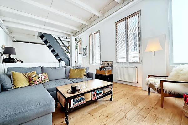 Imaginez : une maison de caractère, blottie au fond d’une impasse paisible et sécurisée du 10ᵉ, à quelques pas du métro Louis Blanc. Un lieu rare, préservé du tumulte, où le temps semble ralentir.

Dès l’entrée, on est séduit par la lumière, les volumes et l’harmonie des espaces. Au rez-de-chaussée, un séjour cosy avec rangements accueille une cuisine moderne et entièrement équipée, prête à recevoir vos plus beaux dîners.

À l’étage, le salon s’illumine grâce à ses quatre fenêtres et devient le cœur battant de la maison. Une grande salle de bain avec baignoire et douche, ainsi qu’un WC indépendant, complètent ce niveau avec élégance et praticité.

Sous les toits, la mezzanine baignée de lumière grâce à de belles verrières révèle une chambre avec placard et un bureau : un cocon intime, parfait pour se ressourcer ou travailler au calme.

Dehors, la cour commune végétalisée, avec sa table pour manger en plein air et son espace vélos, prolonge la douceur de vivre de cette maison unique.

Chauffage au gaz avec chaudière neuve à condensation. Cave. Proximité immédiate de la piscine Château-Landon, des écoles, crèche, lycée et de toutes les commodités.

Un bien d’exception, prêt à vivre, qui ne se trouve qu’une fois. À découvrir sans attendre.
Nous vous rappelons que suite à l'article L.561-5 du code monétaire et financier , la copie de la pièce d'identité de tous les visiteurs vous sera demandée, si vous n'avez pas de copie, une photo de votre pièce d'identité sera effectuée avant la visite.