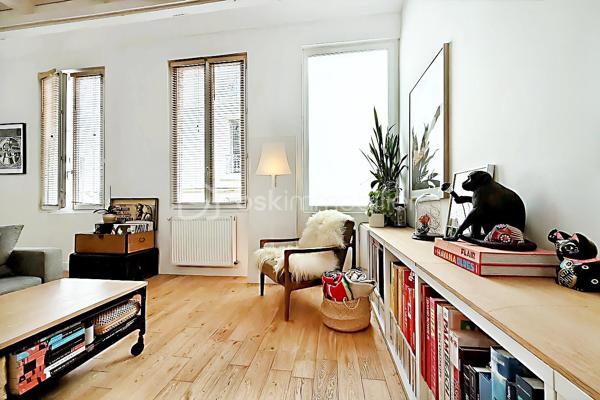 Imaginez : une maison de caractère, blottie au fond d’une impasse paisible et sécurisée du 10ᵉ, à quelques pas du métro Louis Blanc. Un lieu rare, préservé du tumulte, où le temps semble ralentir.

Dès l’entrée, on est séduit par la lumière, les volumes et l’harmonie des espaces. Au rez-de-chaussée, un séjour cosy avec rangements accueille une cuisine moderne et entièrement équipée, prête à recevoir vos plus beaux dîners.

À l’étage, le salon s’illumine grâce à ses quatre fenêtres et devient le cœur battant de la maison. Une grande salle de bain avec baignoire et douche, ainsi qu’un WC indépendant, complètent ce niveau avec élégance et praticité.

Sous les toits, la mezzanine baignée de lumière grâce à de belles verrières révèle une chambre avec placard et un bureau : un cocon intime, parfait pour se ressourcer ou travailler au calme.

Dehors, la cour commune végétalisée, avec sa table pour manger en plein air et son espace vélos, prolonge la douceur de vivre de cette maison unique.

Chauffage au gaz avec chaudière neuve à condensation. Cave. Proximité immédiate de la piscine Château-Landon, des écoles, crèche, lycée et de toutes les commodités.

Un bien d’exception, prêt à vivre, qui ne se trouve qu’une fois. À découvrir sans attendre.
Nous vous rappelons que suite à l'article L.561-5 du code monétaire et financier , la copie de la pièce d'identité de tous les visiteurs vous sera demandée, si vous n'avez pas de copie, une photo de votre pièce d'identité sera effectuée avant la visite.
