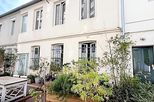 Imaginez : une maison de caractère, blottie au fond d’une impasse paisible et sécurisée du 10ᵉ, à quelques pas du métro Louis Blanc. Un lieu rare, préservé du tumulte, où le temps semble ralentir.

Dès l’entrée, on est séduit par la lumière, les volumes et l’harmonie des espaces. Au rez-de-chaussée, un séjour cosy avec rangements accueille une cuisine moderne et entièrement équipée, prête à recevoir vos plus beaux dîners.

À l’étage, le salon s’illumine grâce à ses quatre fenêtres et devient le cœur battant de la maison. Une grande salle de bain avec baignoire et douche, ainsi qu’un WC indépendant, complètent ce niveau avec élégance et praticité.

Sous les toits, la mezzanine baignée de lumière grâce à de belles verrières révèle une chambre avec placard et un bureau : un cocon intime, parfait pour se ressourcer ou travailler au calme.

Dehors, la cour commune végétalisée, avec sa table pour manger en plein air et son espace vélos, prolonge la douceur de vivre de cette maison unique.

Chauffage au gaz avec chaudière neuve à condensation. Cave. Proximité immédiate de la piscine Château-Landon, des écoles, crèche, lycée et de toutes les commodités.

Un bien d’exception, prêt à vivre, qui ne se trouve qu’une fois. À découvrir sans attendre.
Nous vous rappelons que suite à l'article L.561-5 du code monétaire et financier , la copie de la pièce d'identité de tous les visiteurs vous sera demandée, si vous n'avez pas de copie, une photo de votre pièce d'identité sera effectuée avant la visite.