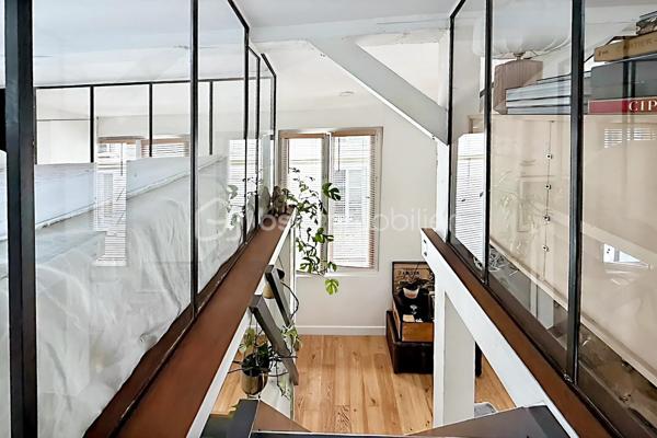 Imaginez : une maison de caractère, blottie au fond d’une impasse paisible et sécurisée du 10ᵉ, à quelques pas du métro Louis Blanc. Un lieu rare, préservé du tumulte, où le temps semble ralentir.

Dès l’entrée, on est séduit par la lumière, les volumes et l’harmonie des espaces. Au rez-de-chaussée, un séjour cosy avec rangements accueille une cuisine moderne et entièrement équipée, prête à recevoir vos plus beaux dîners.

À l’étage, le salon s’illumine grâce à ses quatre fenêtres et devient le cœur battant de la maison. Une grande salle de bain avec baignoire et douche, ainsi qu’un WC indépendant, complètent ce niveau avec élégance et praticité.

Sous les toits, la mezzanine baignée de lumière grâce à de belles verrières révèle une chambre avec placard et un bureau : un cocon intime, parfait pour se ressourcer ou travailler au calme.

Dehors, la cour commune végétalisée, avec sa table pour manger en plein air et son espace vélos, prolonge la douceur de vivre de cette maison unique.

Chauffage au gaz avec chaudière neuve à condensation. Cave. Proximité immédiate de la piscine Château-Landon, des écoles, crèche, lycée et de toutes les commodités.

Un bien d’exception, prêt à vivre, qui ne se trouve qu’une fois. À découvrir sans attendre.
Nous vous rappelons que suite à l'article L.561-5 du code monétaire et financier , la copie de la pièce d'identité de tous les visiteurs vous sera demandée, si vous n'avez pas de copie, une photo de votre pièce d'identité sera effectuée avant la visite.