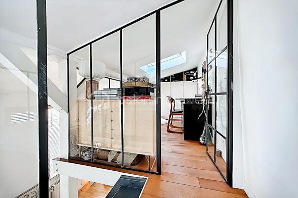 Imaginez : une maison de caractère, blottie au fond d’une impasse paisible et sécurisée du 10ᵉ, à quelques pas du métro Louis Blanc. Un lieu rare, préservé du tumulte, où le temps semble ralentir.

Dès l’entrée, on est séduit par la lumière, les volumes et l’harmonie des espaces. Au rez-de-chaussée, un séjour cosy avec rangements accueille une cuisine moderne et entièrement équipée, prête à recevoir vos plus beaux dîners.

À l’étage, le salon s’illumine grâce à ses quatre fenêtres et devient le cœur battant de la maison. Une grande salle de bain avec baignoire et douche, ainsi qu’un WC indépendant, complètent ce niveau avec élégance et praticité.

Sous les toits, la mezzanine baignée de lumière grâce à de belles verrières révèle une chambre avec placard et un bureau : un cocon intime, parfait pour se ressourcer ou travailler au calme.

Dehors, la cour commune végétalisée, avec sa table pour manger en plein air et son espace vélos, prolonge la douceur de vivre de cette maison unique.

Chauffage au gaz avec chaudière neuve à condensation. Cave. Proximité immédiate de la piscine Château-Landon, des écoles, crèche, lycée et de toutes les commodités.

Un bien d’exception, prêt à vivre, qui ne se trouve qu’une fois. À découvrir sans attendre.
Nous vous rappelons que suite à l'article L.561-5 du code monétaire et financier , la copie de la pièce d'identité de tous les visiteurs vous sera demandée, si vous n'avez pas de copie, une photo de votre pièce d'identité sera effectuée avant la visite.