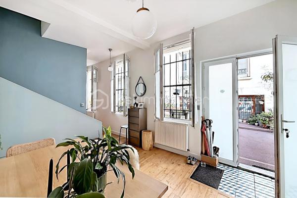 Imaginez : une maison de caractère, blottie au fond d’une impasse paisible et sécurisée du 10ᵉ, à quelques pas du métro Louis Blanc. Un lieu rare, préservé du tumulte, où le temps semble ralentir.

Dès l’entrée, on est séduit par la lumière, les volumes et l’harmonie des espaces. Au rez-de-chaussée, un séjour cosy avec rangements accueille une cuisine moderne et entièrement équipée, prête à recevoir vos plus beaux dîners.

À l’étage, le salon s’illumine grâce à ses quatre fenêtres et devient le cœur battant de la maison. Une grande salle de bain avec baignoire et douche, ainsi qu’un WC indépendant, complètent ce niveau avec élégance et praticité.

Sous les toits, la mezzanine baignée de lumière grâce à de belles verrières révèle une chambre avec placard et un bureau : un cocon intime, parfait pour se ressourcer ou travailler au calme.

Dehors, la cour commune végétalisée, avec sa table pour manger en plein air et son espace vélos, prolonge la douceur de vivre de cette maison unique.

Chauffage au gaz avec chaudière neuve à condensation. Cave. Proximité immédiate de la piscine Château-Landon, des écoles, crèche, lycée et de toutes les commodités.

Un bien d’exception, prêt à vivre, qui ne se trouve qu’une fois. À découvrir sans attendre.
Nous vous rappelons que suite à l'article L.561-5 du code monétaire et financier , la copie de la pièce d'identité de tous les visiteurs vous sera demandée, si vous n'avez pas de copie, une photo de votre pièce d'identité sera effectuée avant la visite.