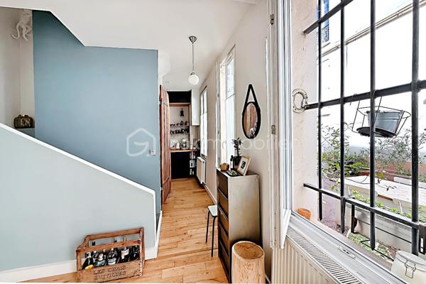 Imaginez : une maison de caractère, blottie au fond d’une impasse paisible et sécurisée du 10ᵉ, à quelques pas du métro Louis Blanc. Un lieu rare, préservé du tumulte, où le temps semble ralentir.

Dès l’entrée, on est séduit par la lumière, les volumes et l’harmonie des espaces. Au rez-de-chaussée, un séjour cosy avec rangements accueille une cuisine moderne et entièrement équipée, prête à recevoir vos plus beaux dîners.

À l’étage, le salon s’illumine grâce à ses quatre fenêtres et devient le cœur battant de la maison. Une grande salle de bain avec baignoire et douche, ainsi qu’un WC indépendant, complètent ce niveau avec élégance et praticité.

Sous les toits, la mezzanine baignée de lumière grâce à de belles verrières révèle une chambre avec placard et un bureau : un cocon intime, parfait pour se ressourcer ou travailler au calme.

Dehors, la cour commune végétalisée, avec sa table pour manger en plein air et son espace vélos, prolonge la douceur de vivre de cette maison unique.

Chauffage au gaz avec chaudière neuve à condensation. Cave. Proximité immédiate de la piscine Château-Landon, des écoles, crèche, lycée et de toutes les commodités.

Un bien d’exception, prêt à vivre, qui ne se trouve qu’une fois. À découvrir sans attendre.
Nous vous rappelons que suite à l'article L.561-5 du code monétaire et financier , la copie de la pièce d'identité de tous les visiteurs vous sera demandée, si vous n'avez pas de copie, une photo de votre pièce d'identité sera effectuée avant la visite.