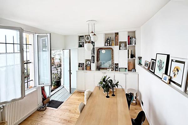 Imaginez : une maison de caractère, blottie au fond d’une impasse paisible et sécurisée du 10ᵉ, à quelques pas du métro Louis Blanc. Un lieu rare, préservé du tumulte, où le temps semble ralentir.

Dès l’entrée, on est séduit par la lumière, les volumes et l’harmonie des espaces. Au rez-de-chaussée, un séjour cosy avec rangements accueille une cuisine moderne et entièrement équipée, prête à recevoir vos plus beaux dîners.

À l’étage, le salon s’illumine grâce à ses quatre fenêtres et devient le cœur battant de la maison. Une grande salle de bain avec baignoire et douche, ainsi qu’un WC indépendant, complètent ce niveau avec élégance et praticité.

Sous les toits, la mezzanine baignée de lumière grâce à de belles verrières révèle une chambre avec placard et un bureau : un cocon intime, parfait pour se ressourcer ou travailler au calme.

Dehors, la cour commune végétalisée, avec sa table pour manger en plein air et son espace vélos, prolonge la douceur de vivre de cette maison unique.

Chauffage au gaz avec chaudière neuve à condensation. Cave. Proximité immédiate de la piscine Château-Landon, des écoles, crèche, lycée et de toutes les commodités.

Un bien d’exception, prêt à vivre, qui ne se trouve qu’une fois. À découvrir sans attendre.
Nous vous rappelons que suite à l'article L.561-5 du code monétaire et financier , la copie de la pièce d'identité de tous les visiteurs vous sera demandée, si vous n'avez pas de copie, une photo de votre pièce d'identité sera effectuée avant la visite.
