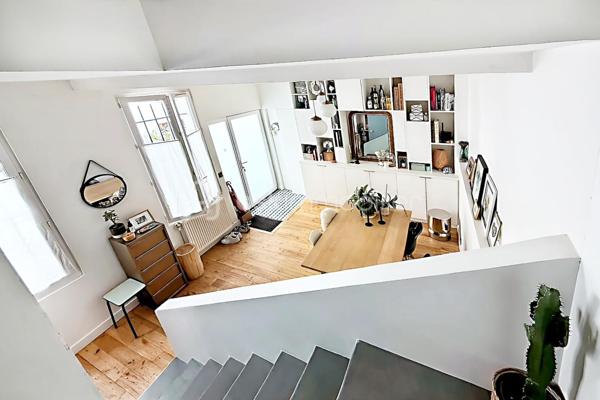 Imaginez : une maison de caractère, blottie au fond d’une impasse paisible et sécurisée du 10ᵉ, à quelques pas du métro Louis Blanc. Un lieu rare, préservé du tumulte, où le temps semble ralentir.

Dès l’entrée, on est séduit par la lumière, les volumes et l’harmonie des espaces. Au rez-de-chaussée, un séjour cosy avec rangements accueille une cuisine moderne et entièrement équipée, prête à recevoir vos plus beaux dîners.

À l’étage, le salon s’illumine grâce à ses quatre fenêtres et devient le cœur battant de la maison. Une grande salle de bain avec baignoire et douche, ainsi qu’un WC indépendant, complètent ce niveau avec élégance et praticité.

Sous les toits, la mezzanine baignée de lumière grâce à de belles verrières révèle une chambre avec placard et un bureau : un cocon intime, parfait pour se ressourcer ou travailler au calme.

Dehors, la cour commune végétalisée, avec sa table pour manger en plein air et son espace vélos, prolonge la douceur de vivre de cette maison unique.

Chauffage au gaz avec chaudière neuve à condensation. Cave. Proximité immédiate de la piscine Château-Landon, des écoles, crèche, lycée et de toutes les commodités.

Un bien d’exception, prêt à vivre, qui ne se trouve qu’une fois. À découvrir sans attendre.
Nous vous rappelons que suite à l'article L.561-5 du code monétaire et financier , la copie de la pièce d'identité de tous les visiteurs vous sera demandée, si vous n'avez pas de copie, une photo de votre pièce d'identité sera effectuée avant la visite.