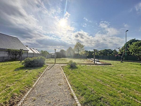 TERRAIN CONSTRUCTIBLE - 585 M² - NOYAL PONTIVY