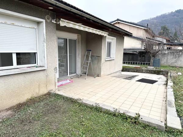 Maison SMH mitoyenne en très bon état avec garage!