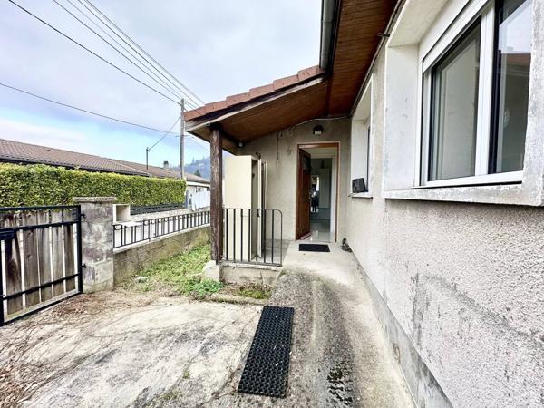 Maison SMH mitoyenne en très bon état avec garage!