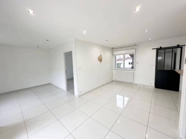Maison SMH mitoyenne en très bon état avec garage!