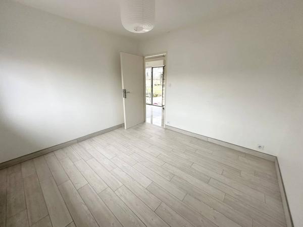 Maison SMH mitoyenne en très bon état avec garage!