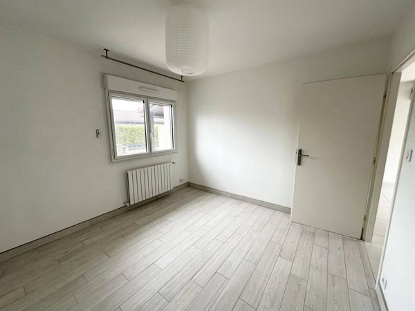 Maison SMH mitoyenne en très bon état avec garage!