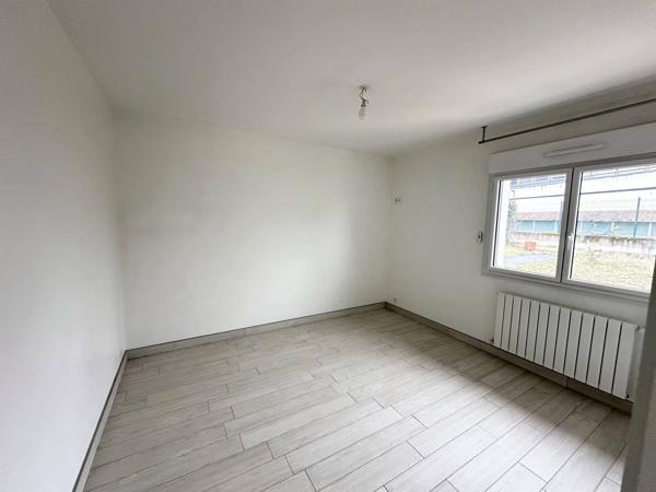 Maison SMH mitoyenne en très bon état avec garage!