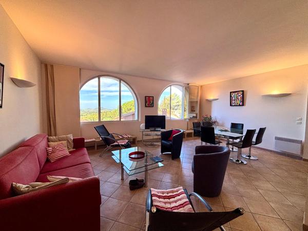 À vendre – Grand T3/4 lumineux de 103 m²  vue mer et collines au cœur de La Cadière-d’Azur