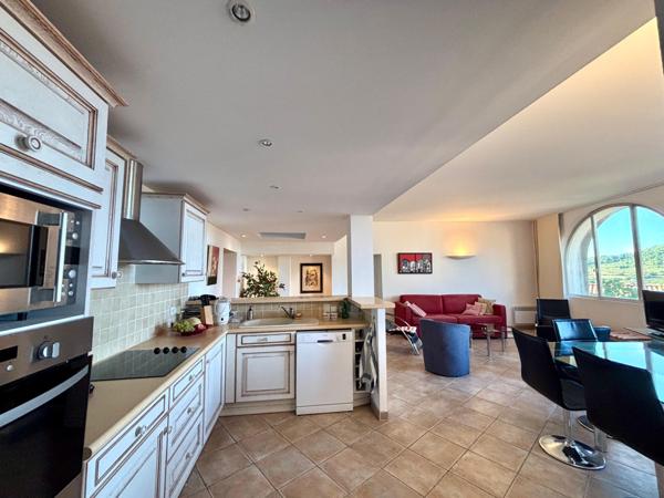 À vendre – Grand T3/4 lumineux de 103 m²  vue mer et collines au cœur de La Cadière-d’Azur