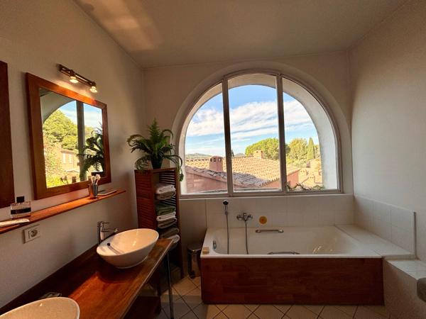 À vendre – Grand T3/4 lumineux de 103 m²  vue mer et collines au cœur de La Cadière-d’Azur