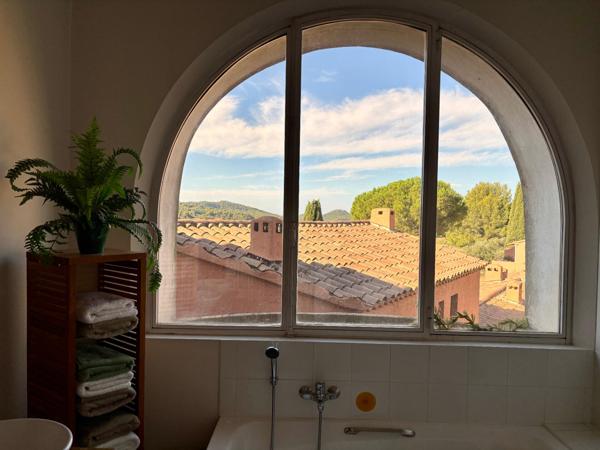 À vendre – Grand T3/4 lumineux de 103 m²  vue mer et collines au cœur de La Cadière-d’Azur