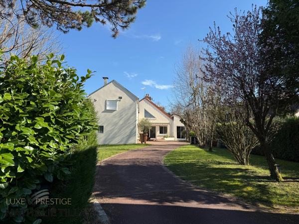 FLEURY LES AUBRAIS, maison familiale à vendre, jardin, garages et stationnements