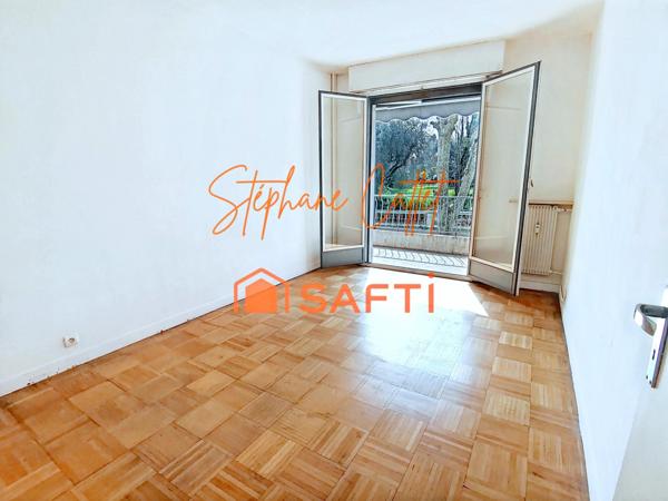 Plein centre avec toutes commodités et écoles à pied