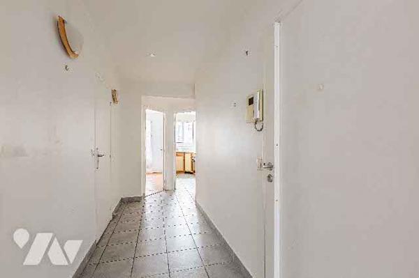 Grand deux pièces à rénover :entrée, salon, WC, une SdE, cuisine et chambre. Vendu avec cave