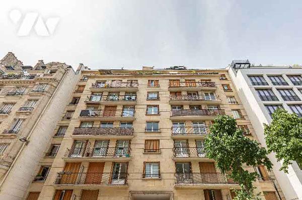 Grand deux pièces à rénover :entrée, salon, WC, une SdE, cuisine et chambre. Vendu avec cave