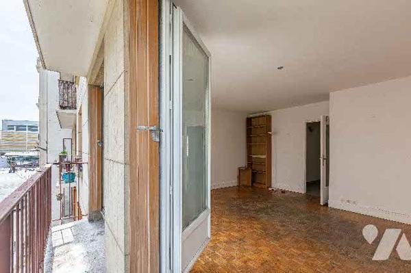 Grand deux pièces à rénover :entrée, salon, WC, une SdE, cuisine et chambre. Vendu avec cave
