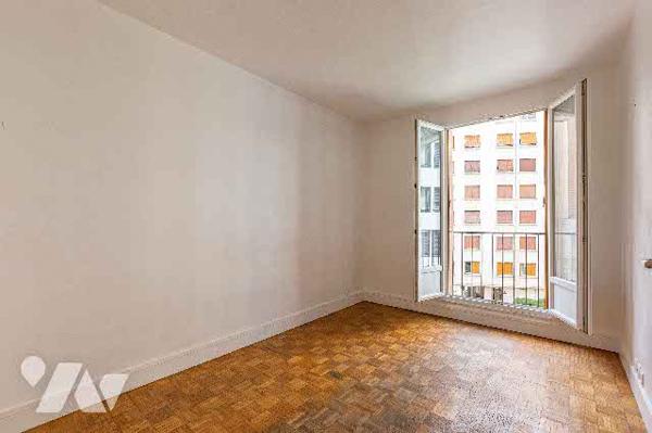 Grand deux pièces à rénover :entrée, salon, WC, une SdE, cuisine et chambre. Vendu avec cave