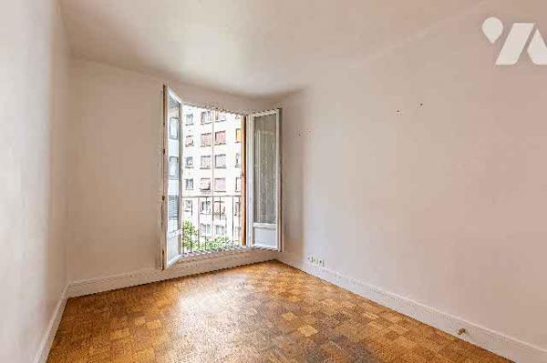 Grand deux pièces à rénover :entrée, salon, WC, une SdE, cuisine et chambre. Vendu avec cave