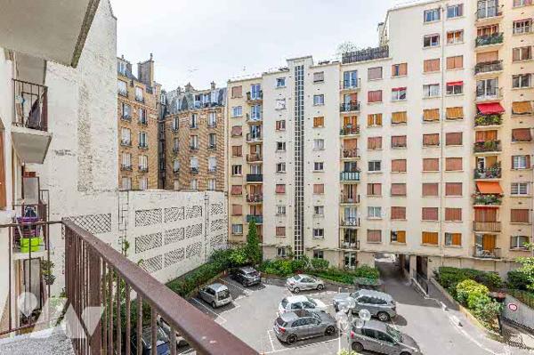 Grand deux pièces à rénover :entrée, salon, WC, une SdE, cuisine et chambre. Vendu avec cave