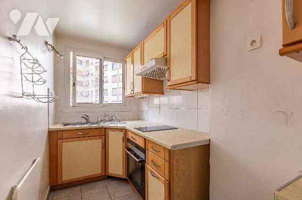 Grand deux pièces à rénover :entrée, salon, WC, une SdE, cuisine et chambre. Vendu avec cave