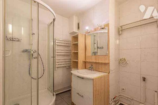 Grand deux pièces à rénover :entrée, salon, WC, une SdE, cuisine et chambre. Vendu avec cave