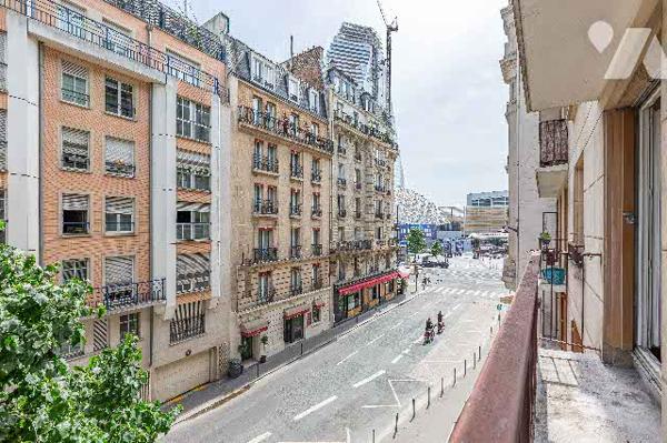 Grand deux pièces à rénover :entrée, salon, WC, une SdE, cuisine et chambre. Vendu avec cave