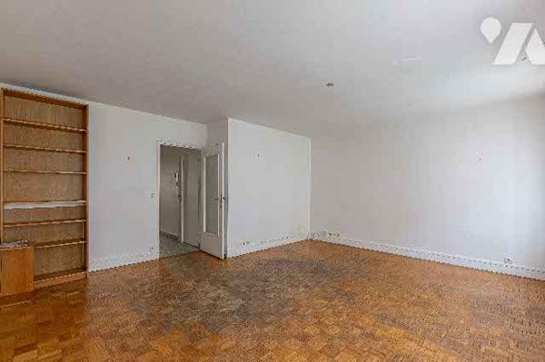 Grand deux pièces à rénover :entrée, salon, WC, une SdE, cuisine et chambre. Vendu avec cave