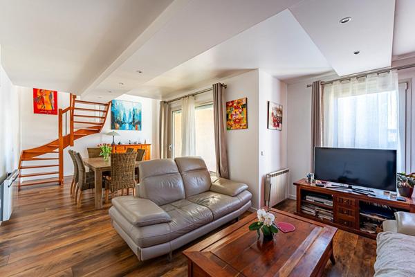 Duplex avec loggia, terrasse et grand garage à Vélizy quartier Le Clos