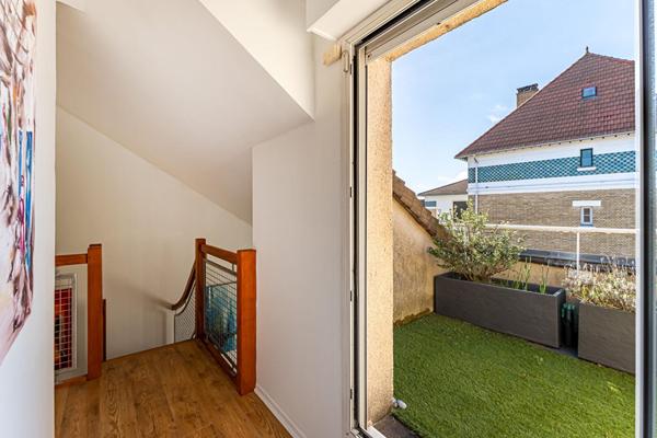 Duplex avec loggia, terrasse et grand garage à Vélizy quartier Le Clos