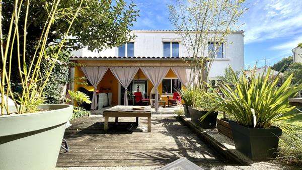 Charmante maison familiale renovee avec soin a seulement quelques minutes en velo du centre-ville, nichee dans un cadre calme et agreable.