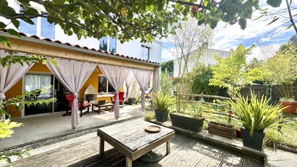 Charmante maison familiale renovee avec soin a seulement quelques minutes en velo du centre-ville, nichee dans un cadre calme et agreable.