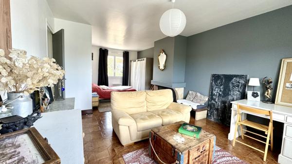 Charmante maison familiale renovee avec soin a seulement quelques minutes en velo du centre-ville, nichee dans un cadre calme et agreable.