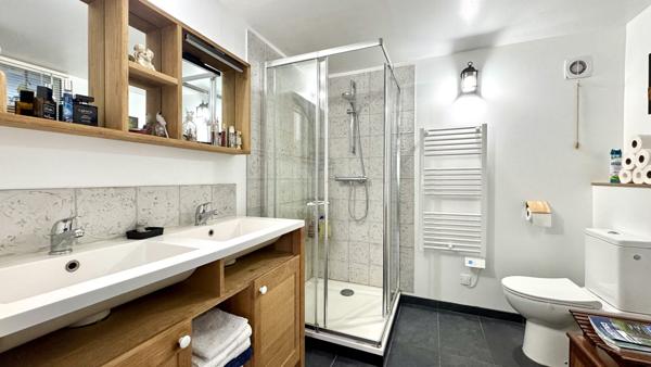 Charmante maison familiale renovee avec soin a seulement quelques minutes en velo du centre-ville, nichee dans un cadre calme et agreable.