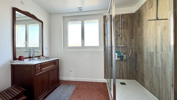 Charmante maison familiale renovee avec soin a seulement quelques minutes en velo du centre-ville, nichee dans un cadre calme et agreable.