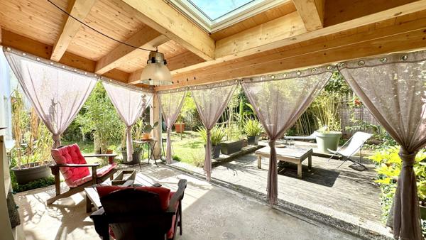 Charmante maison familiale renovee avec soin a seulement quelques minutes en velo du centre-ville, nichee dans un cadre calme et agreable.