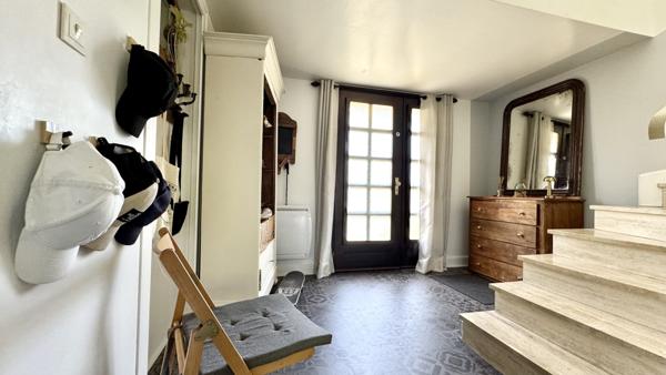 Charmante maison familiale renovee avec soin a seulement quelques minutes en velo du centre-ville, nichee dans un cadre calme et agreable.