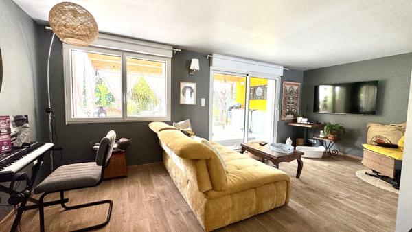 Charmante maison familiale renovee avec soin a seulement quelques minutes en velo du centre-ville, nichee dans un cadre calme et agreable.